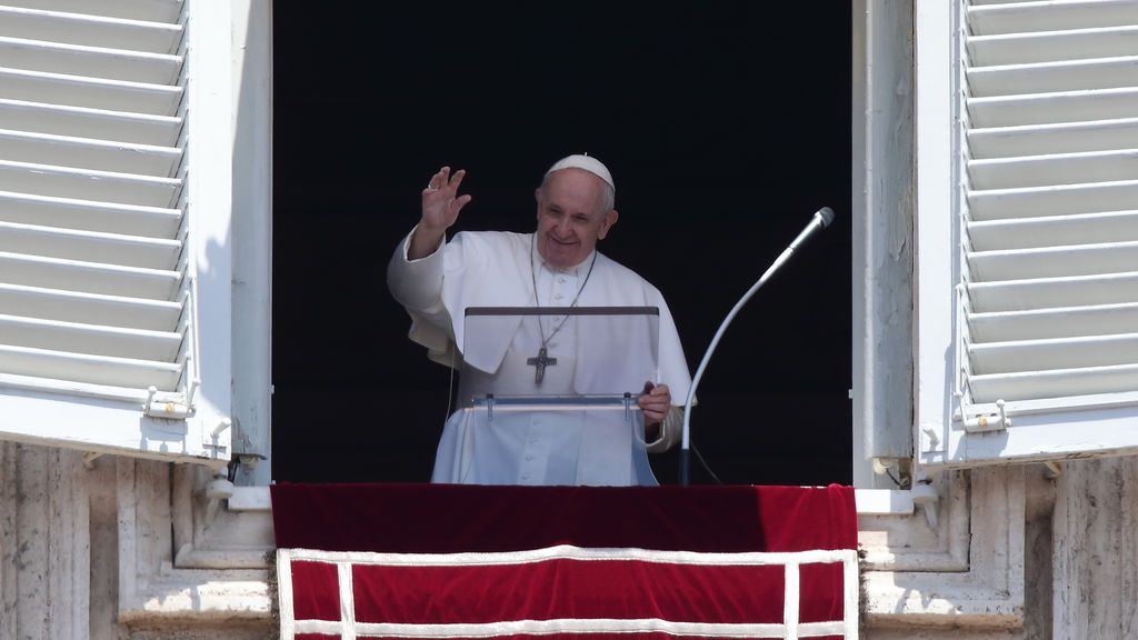 El papa, en el rezo del Ángelus desde el balcón en la plaza de San Pedro, en el Vaticano. El papa, en el rezo del Ángelus desde el balcón en la plaza de San Pedro, en el Vaticano.