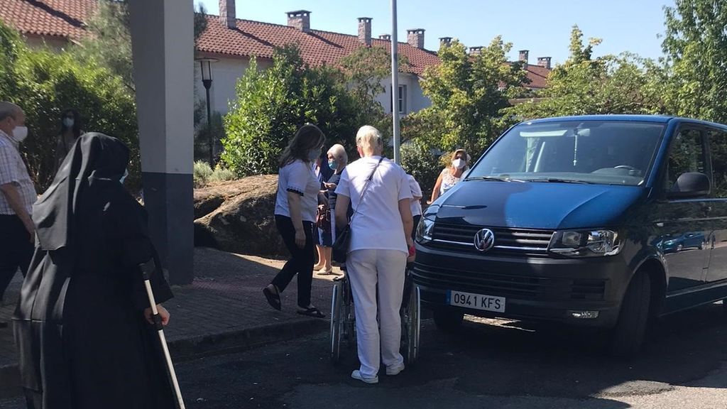 Personas mayores en un colegio de la zona de Rairo en Ourense