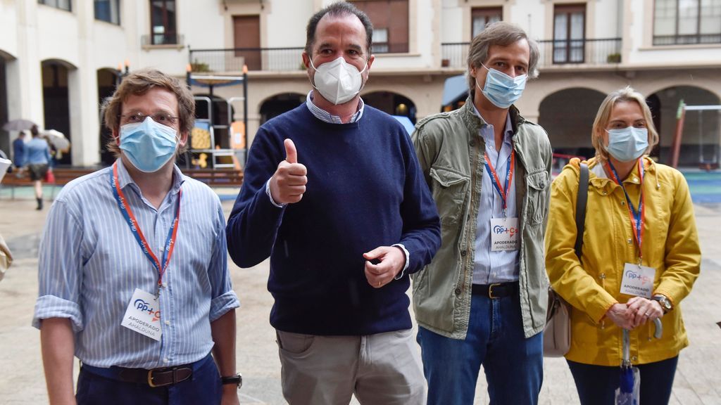 El alcalde de Madrid, José Luis Martínez-Almeida, con el candidato de PP+Cs a lehendakari, Carlos Iturgaiz,