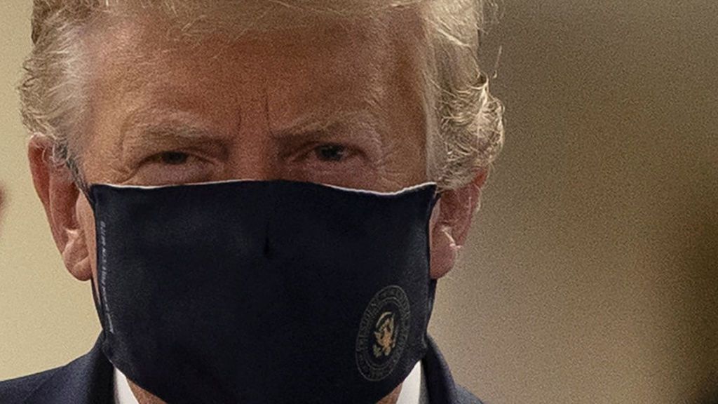 Trump aparece por primera vez con mascarilla en su visita a un centro médico militar