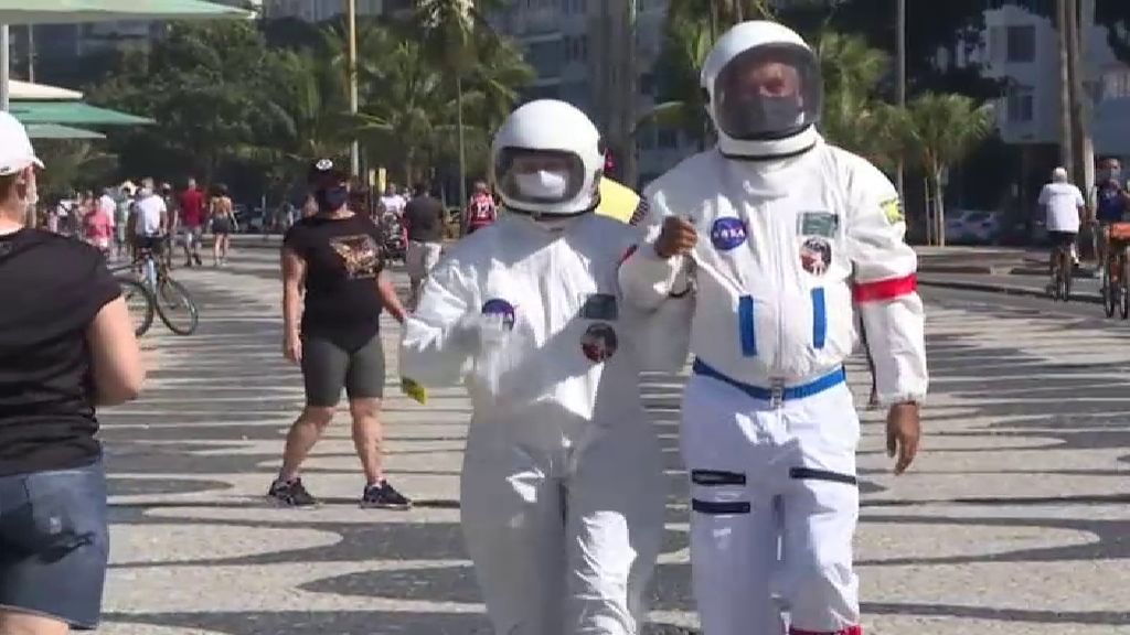 Un matrimonio brasileño utiliza un traje de astronauta para prevenir el coronavirus