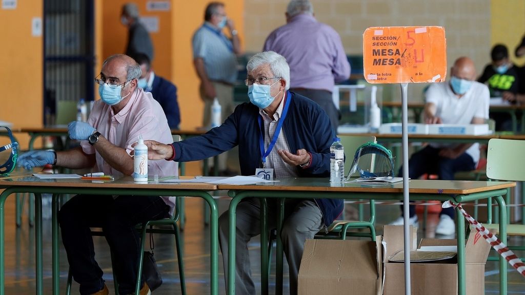 La estética electoral del 12J: vascos y gallegos acuden a las urnas en la nueva normalidad, en imágenes