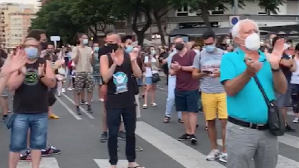200 personas protestan al grito de 'Libertad' contra el confinamiento decretado en Lleida 200 personas protestan al grito de 'Libertad' contra el confinamiento decretado en Lleida