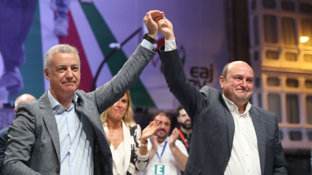 Noche electoral 12J: Feijóo consigue su cuarta mayoría absoluta y Urkullu mejora con tres escaños más, en imágenes