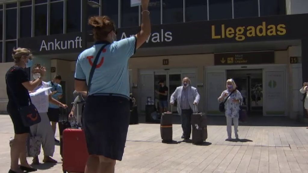 Llegan a Canarias los primeros turistas británicos