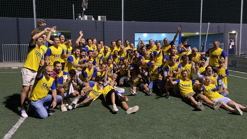 Los jugadores del Cádiz celebran el ascenso.