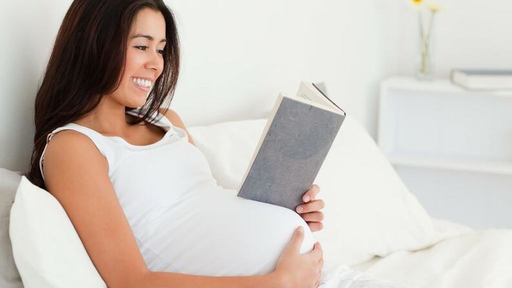 Según varios estudios, leer al bebé durante el embarazo hará que su ritmo cardiaco aumente de forma positiva.