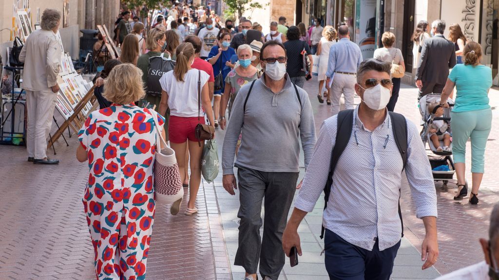 El 73% de los españoles cree que hay que multar a quienes no lleven mascarilla al aire libre El 73% de los españoles cree que hay que multar a quienes no lleven mascarilla al aire libre