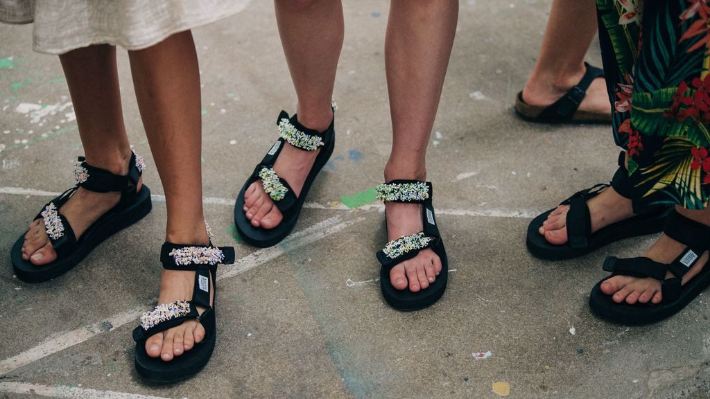 Los ugly shoes no pasan nunca de moda: cinco looks para que puedas combinarlos.