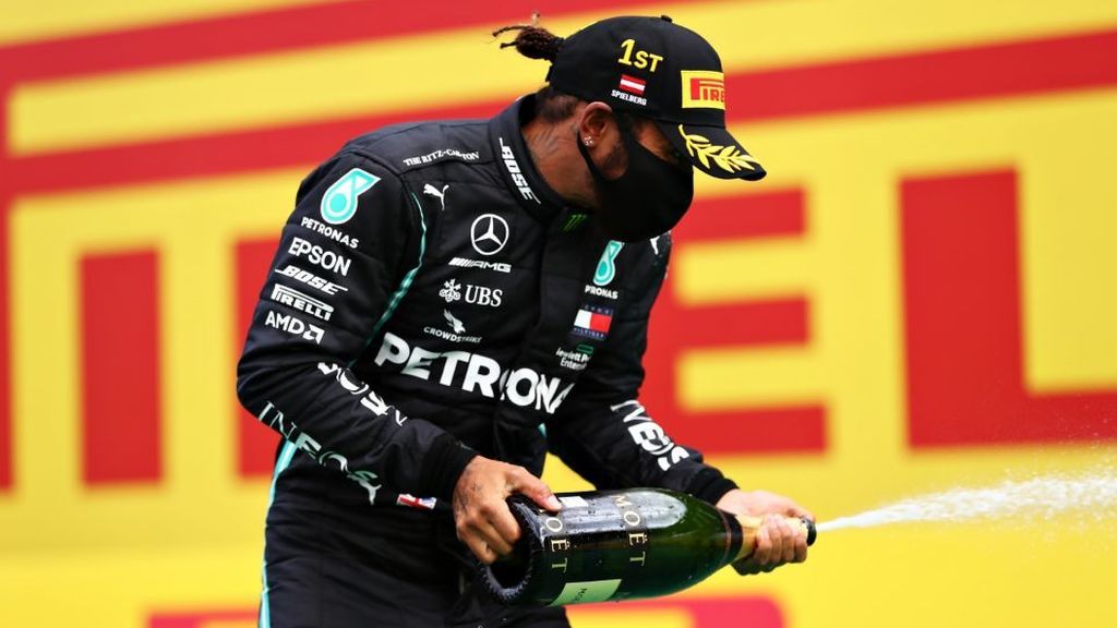Hamilton celebra la victoria en Austria.