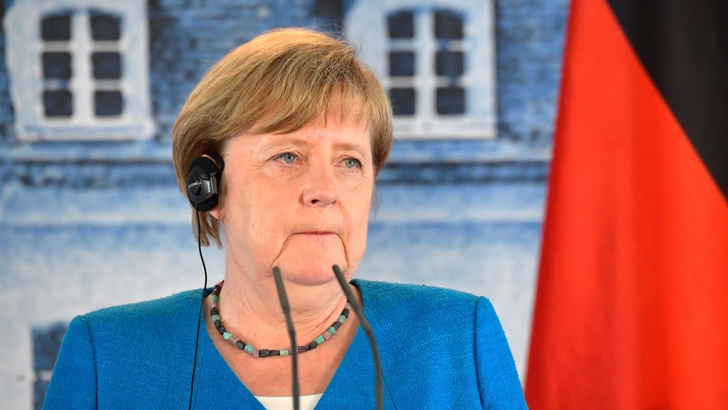 Merkel 'acoge' en Berlín a Sánchez, el presidente de un “país que lucha por sobrevivir” Merkel 'acoge' en Berlín a Sánchez, el presidente de un “país que lucha por sobrevivir”