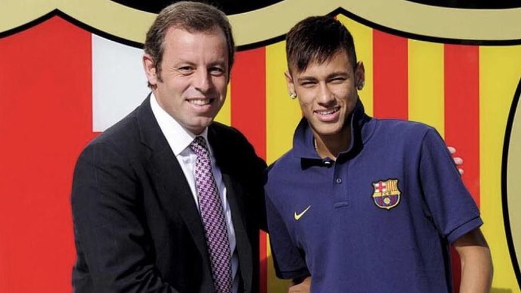 Neymar posando con Rosell en la presentación del fichaje por el FC Barcelona