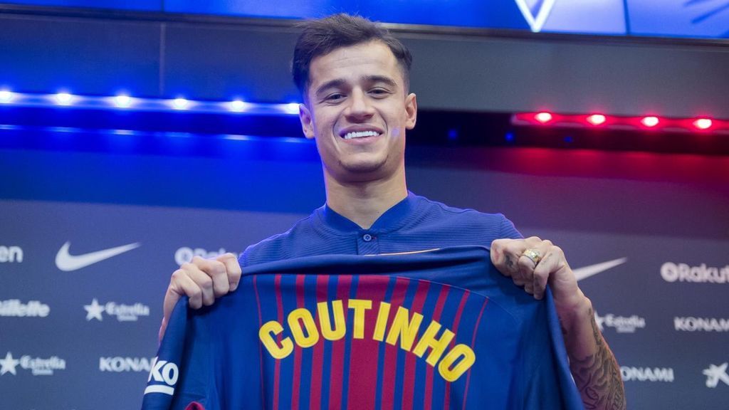 Coutinho posando el día de su presentación con la camiseta del FC Barcelona