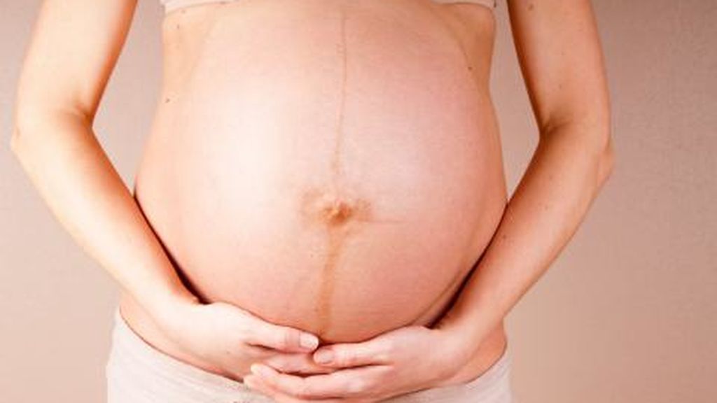 Durante la etapa del embarazo puede aparecer pelo en la zona de las mamas y la tripa.