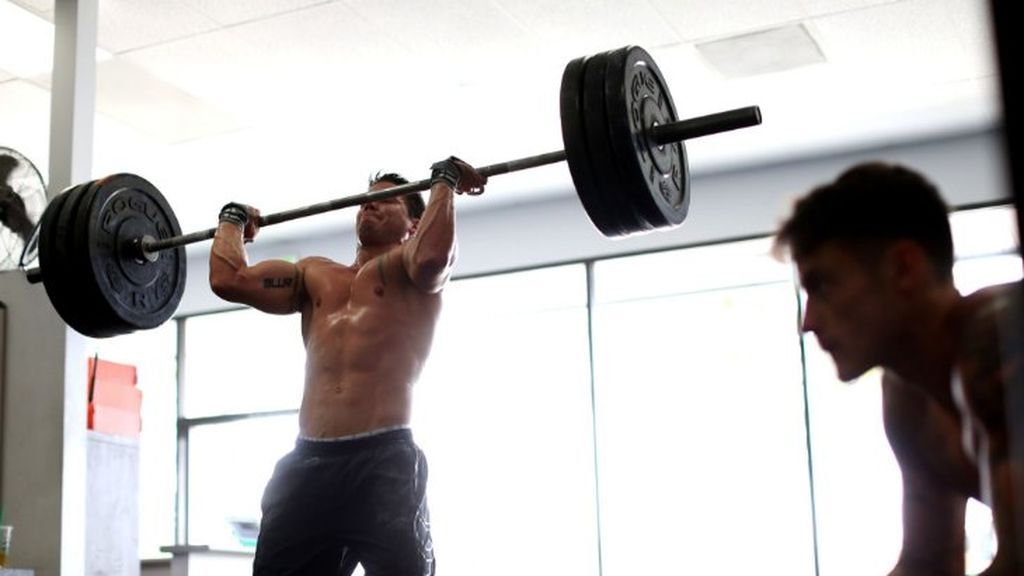 hombre realizando la técnica barbell cycling