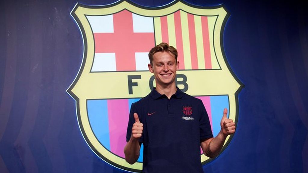 De Jong posando el día de su presentación con el FC Barcelona