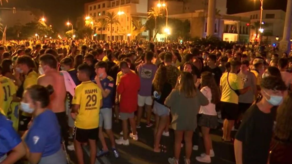 Aficionados del Cádiz celebran el ascenso de su equipo.