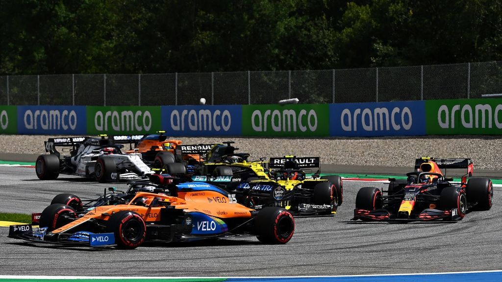 Hamilton encabeza el doblete de Mercedes en Austria, Mclaren arruina la carrera de Sainz y los Ferrari, fuera en la primera vuelta Hamilton encabeza el doblete de Mercedes en Austria, Mclaren arruina la carrera de Sainz y los Ferrari, fuera en la primera vuelta