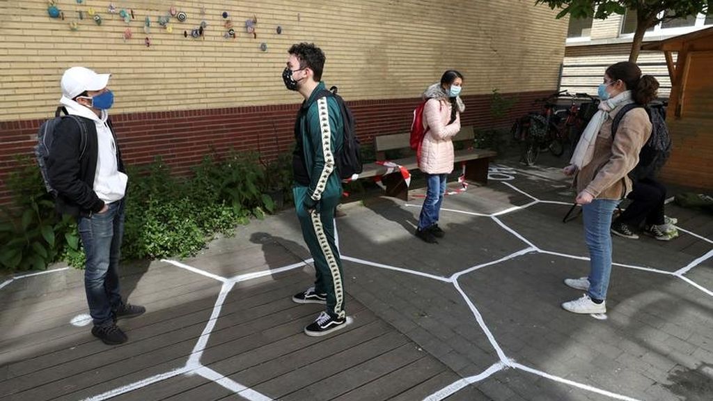 Varios estudiantes conversan en un instituto de Bruselas