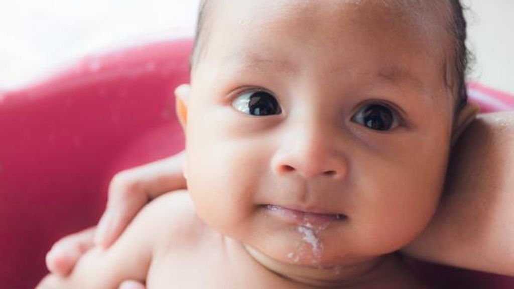 Nos tendremos que preocupar cuando el niño expulse toda la leche que tome.