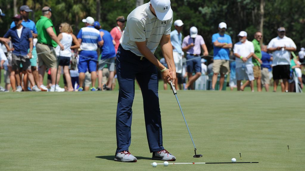 jugador de golf profesional durante un torneo pateando