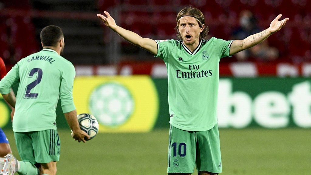 Modric gesticula en el partido ante el Granada.