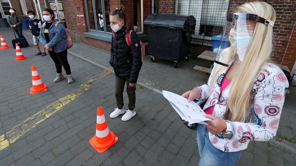 Varios niños esperan entrar a su colegio en Londres