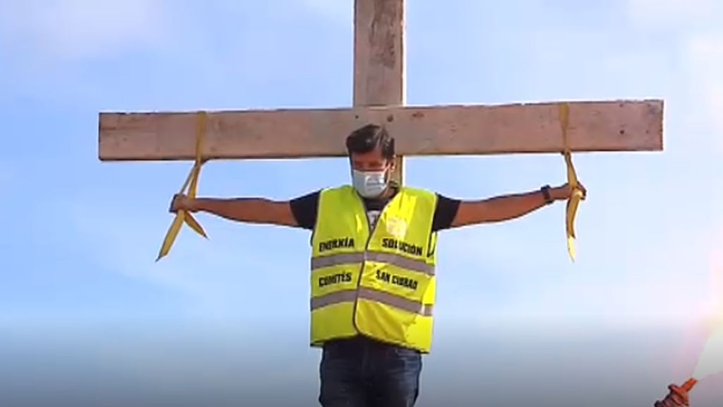 Un trabajador crucificado para mostrar la realidad de Alcoa y el despista de la ministra francesa