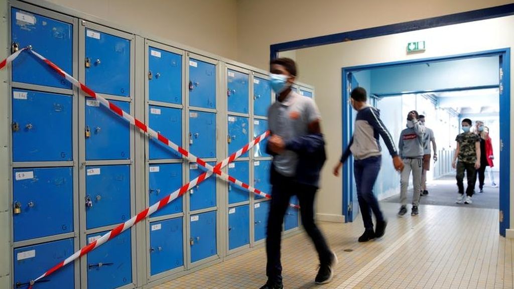Varios estudiantes entran en el colegio Rosa-Parks, Nantes