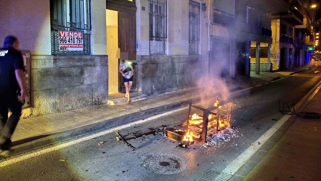 El patinete y el sofá ardiendo en la calle Virgen del Socorro, Alicante El patinete y el sofá ardiendo en la calle Virgen del Socorro, Alicante