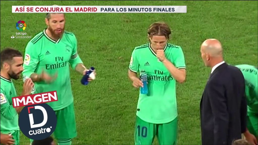 Sergio Ramos habla a sus compañeros durante la pausa de hidratación.