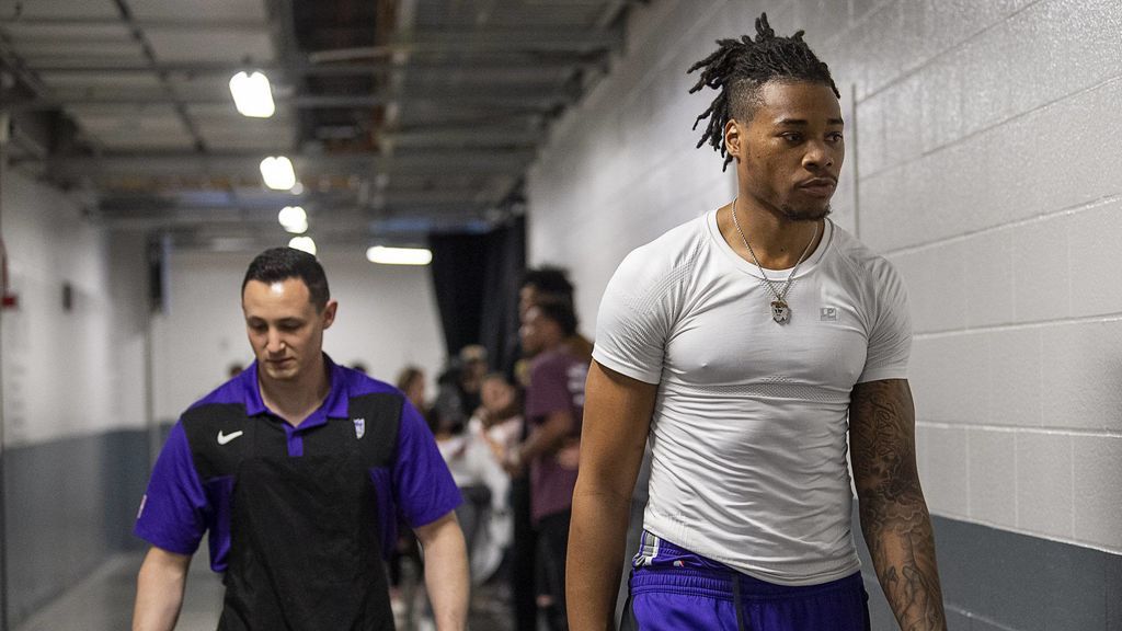 'Castigan' al jugador de la NBA Richaun Holmes con diez días sin salir de la habitación por pedir una hamburguesa por teléfono 'Castigan' al jugador de la NBA Richaun Holmes con diez días sin salir de la habitación por pedir una hamburguesa por teléfono