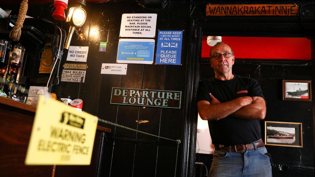 Un trago con 'chispa': el dueño de un bar inglés pone una valla eléctrica para mantener el distanciamiento social Un trago con 'chispa': el dueño de un bar inglés pone una valla eléctrica para mantener el distanciamiento social