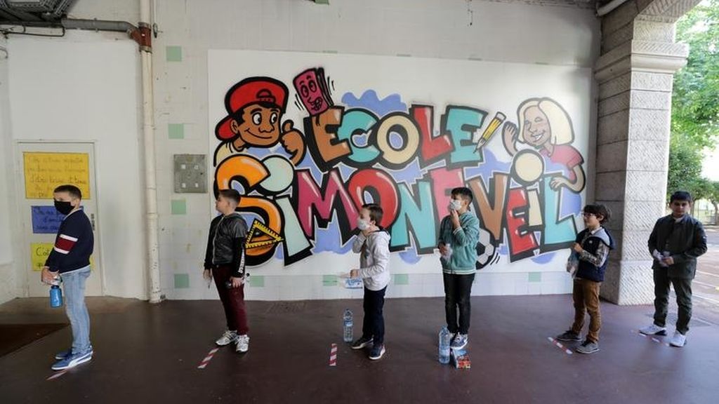Los escolares respetan la distancia en el colegio Simone Veil, Niza