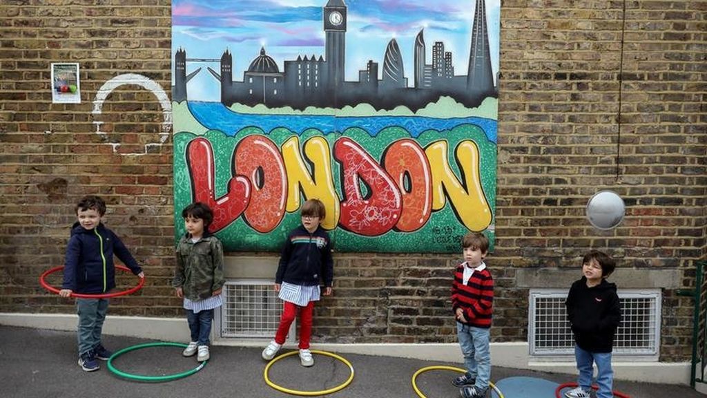 Niños con aros en L'Ecole des Petits de Fulham, Londres