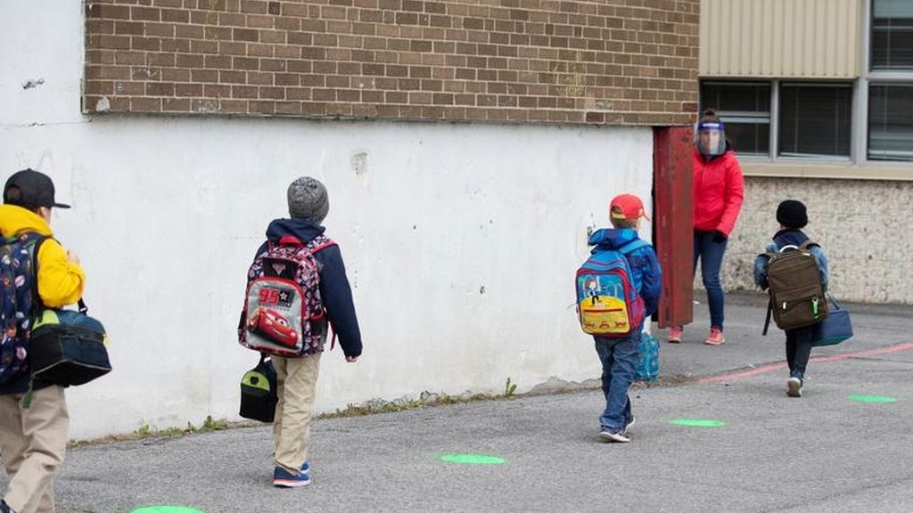 Varios niños entran a una escuela primara de Quebec