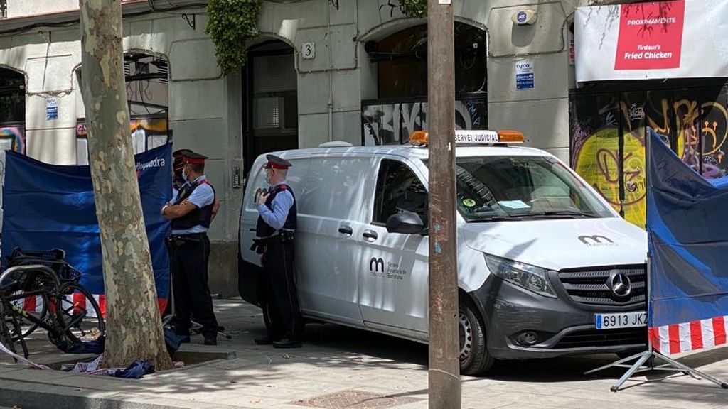Muere una mujer tras ser degollada por un hombre en presencia de su hijo menor en Barcelona Muere una mujer tras ser degollada por un hombre en presencia de su hijo menor en Barcelona