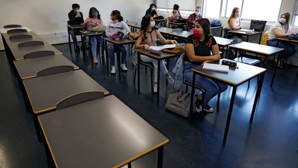 Filas separadas en las aulas de un instituto de Lisboa