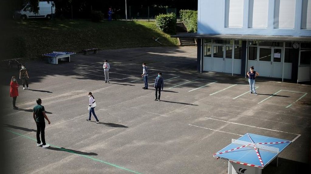 Varios estudiantes, en el patio del colegio Rosa-Parks, Nantes