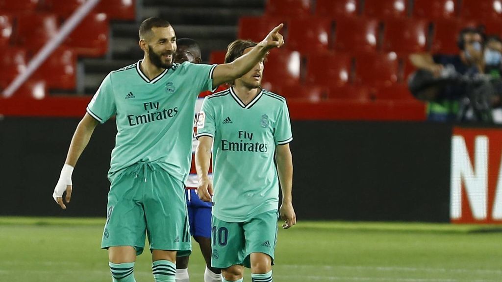Benzema celebra su gol ante el Granada.
