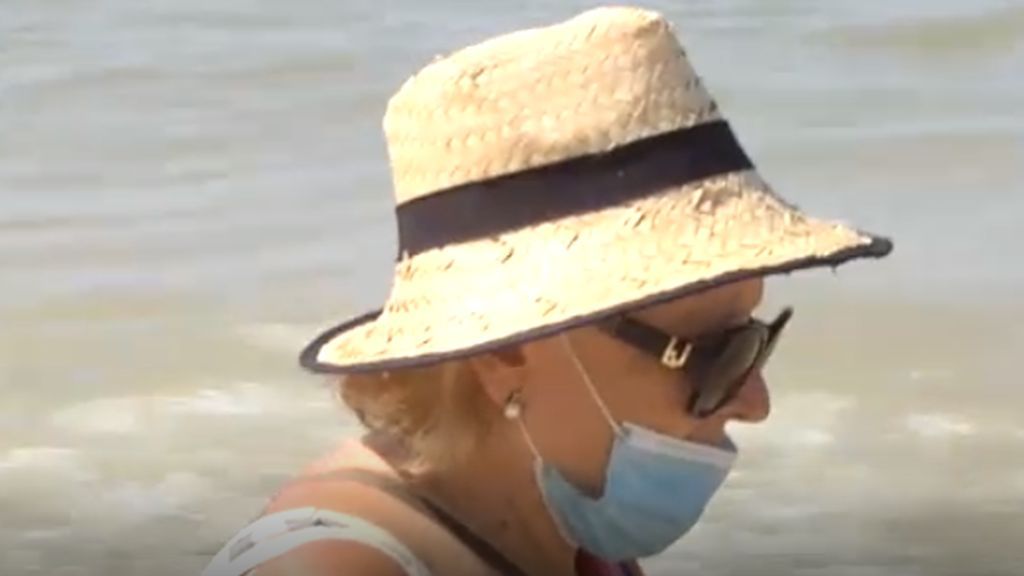 Con mascarillas en las playas de Andalucía