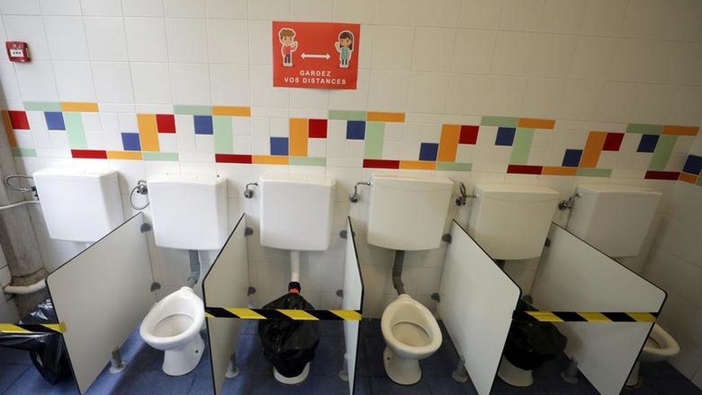 Inodoros separados por la distancia en una escuela de Niza