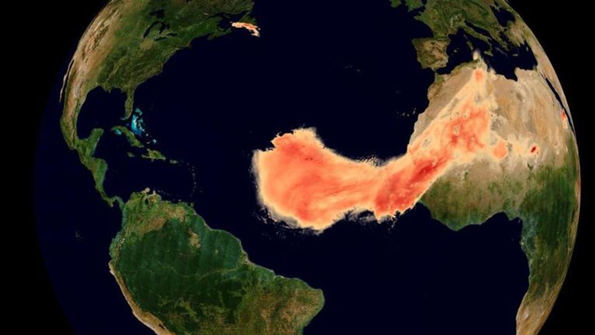 Una gigantesca columna de polvo viaja a través del océano Atlántico