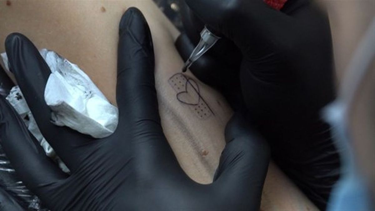 El tatuaje de los sanitarios de Valencia que simboliza la lucha frente al coronavirus