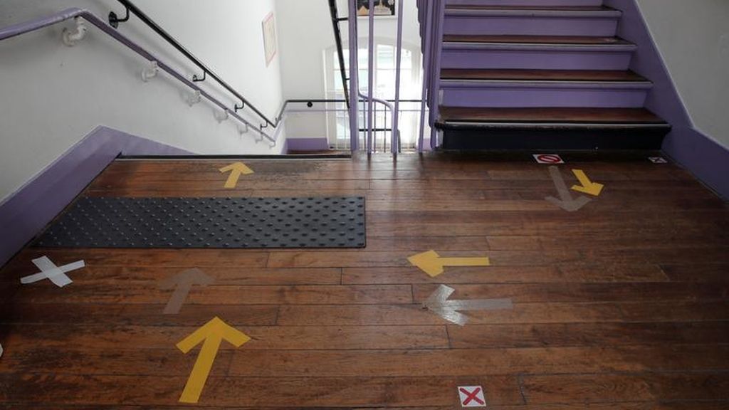 Señales de distanciamiento en las escaleras de un colegio de París
