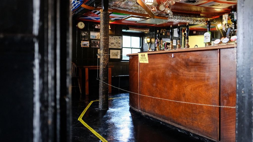 Elm pub con más chispa del mundo: valla eléctrica para guardar la distancia
