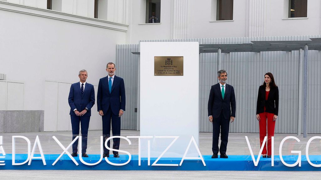 El rey aclamado durante la inauguración de la Ciudad de la Justicia en Vigo
