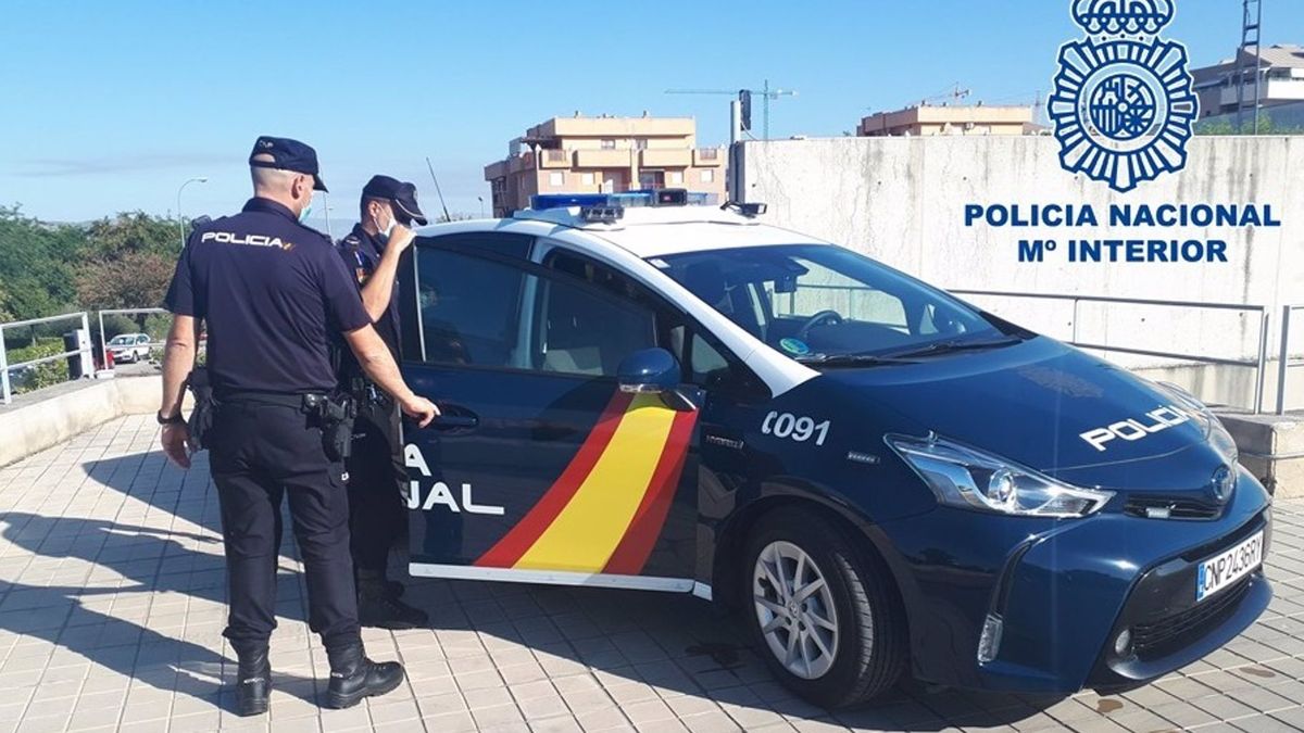 Agentes de la Policía Nacional junto a un vehículo del cuerpo (Archivo) Agentes de la Policía Nacional junto a un vehículo del cuerpo (Archivo)