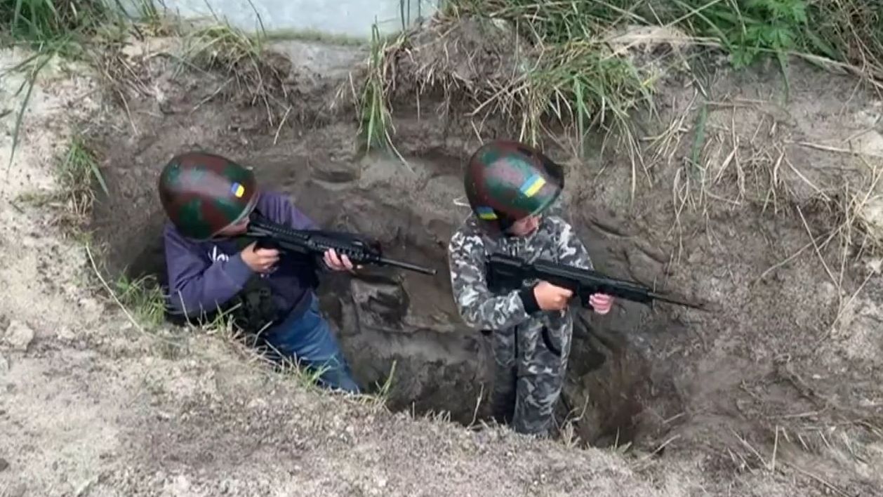 Andrei y Vasili, dos niños ucranianos que combaten la guerra jugando a ella