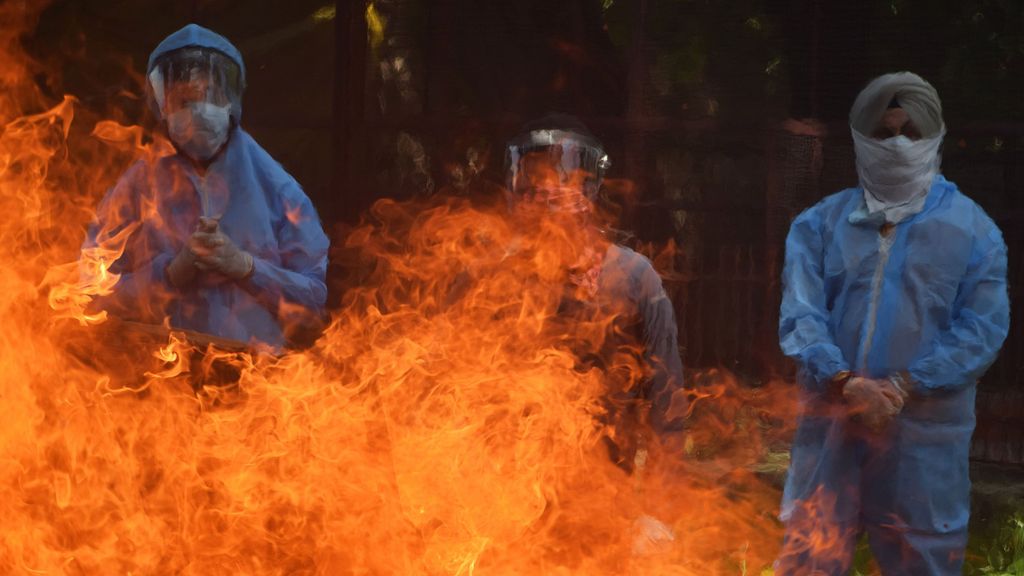 Cremación de una víctima de covid en Srinagar, Cachemira (India)